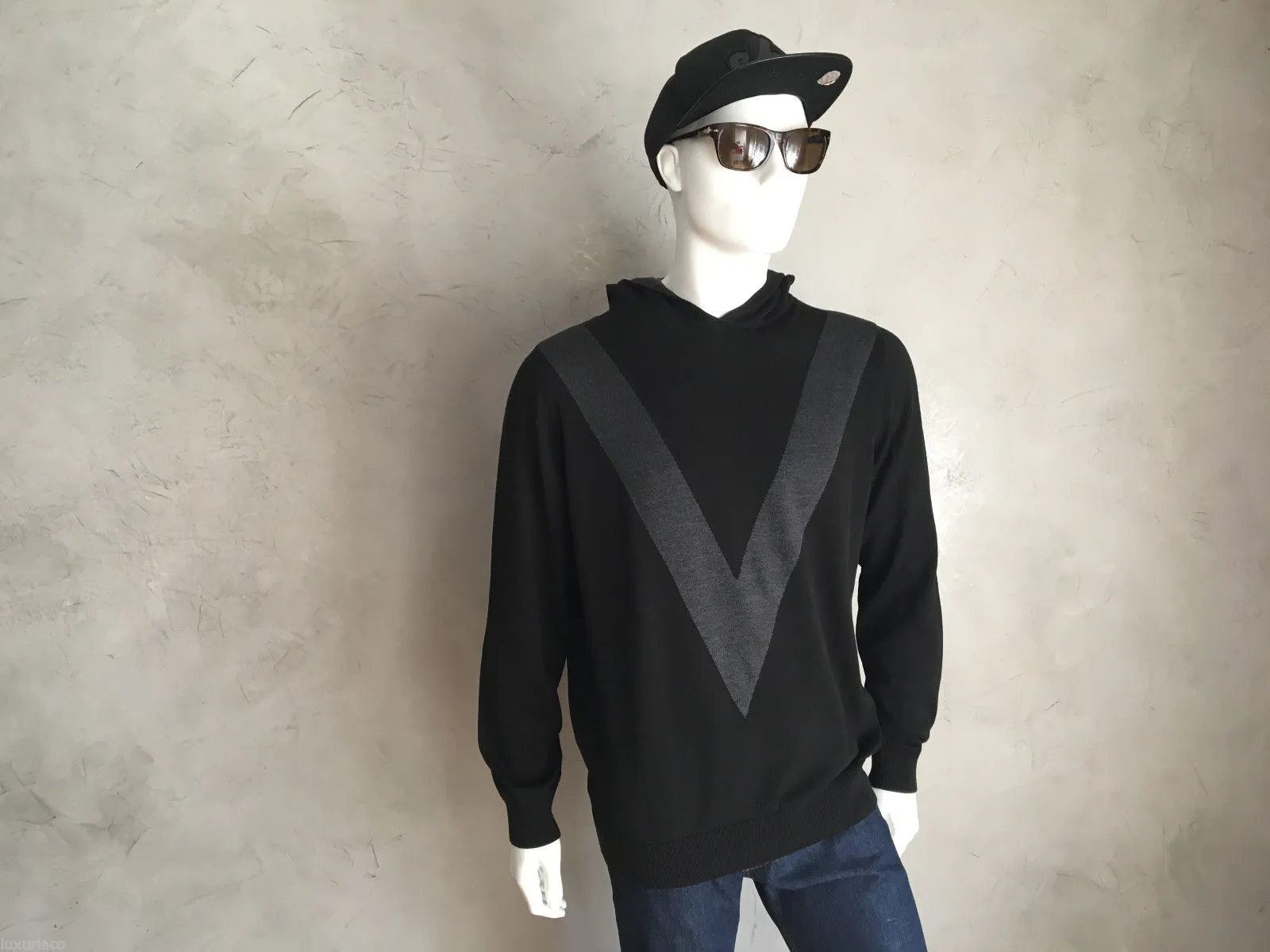 Hooded Pull With Silk V